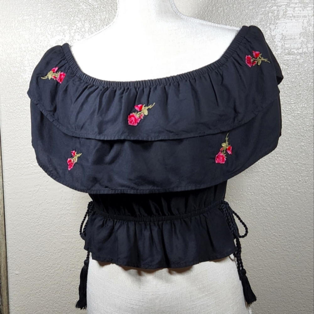 LA HEARTS - Off The Shoulder Ruffle Rose Top - X-Small - Black